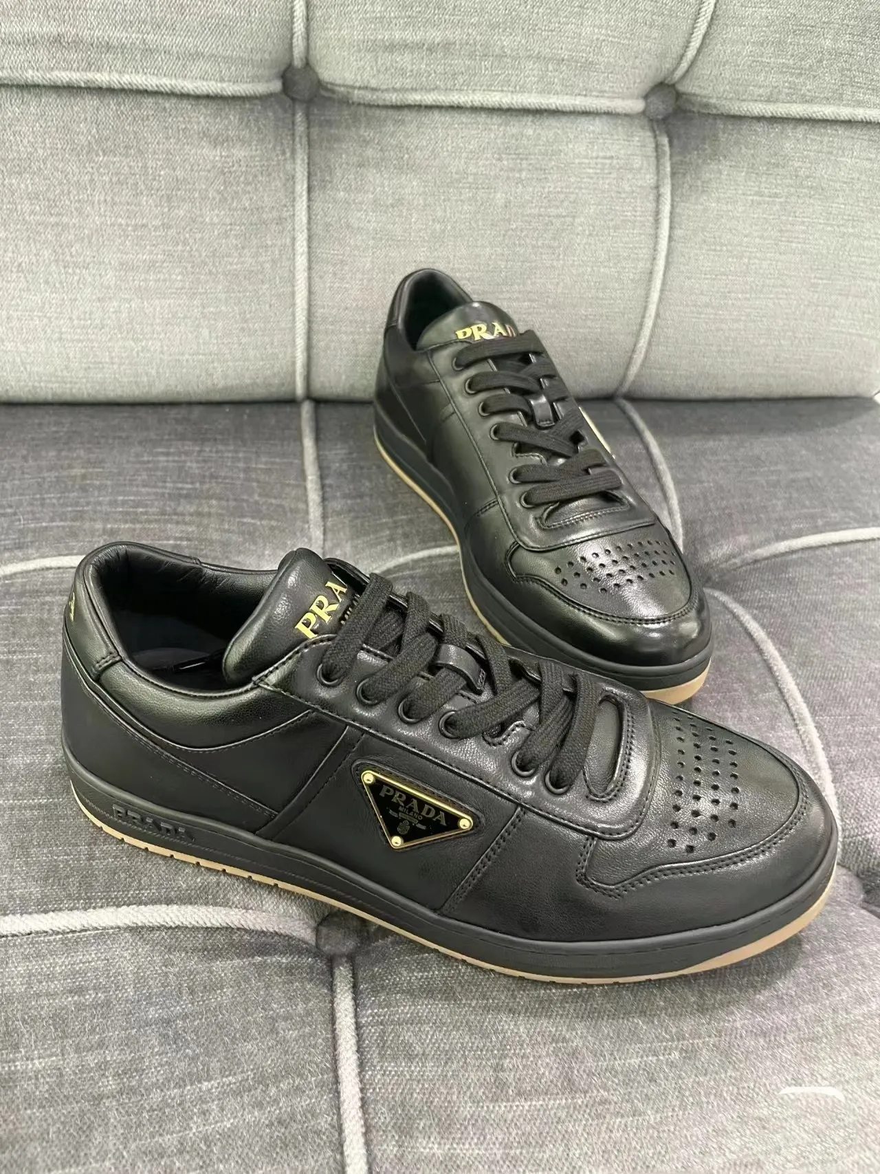 P380 Yuan 38-45 Prada Prada’s new men’s leather sports shoes, the highest version on the market, any comparison is welcome🆚! The original leather has excellent texture and is super high-end! Fetal sheep net lining imported from Italy, removable pad! Luxurious materials and fine workmanship, highly recommended!